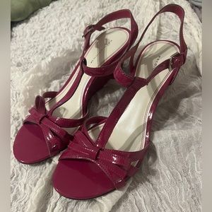 Predictions magenta wedge sandals size:8W